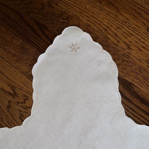 Holiday white linen bread basket liner with embroidered Christmas - Picture 4 of 7